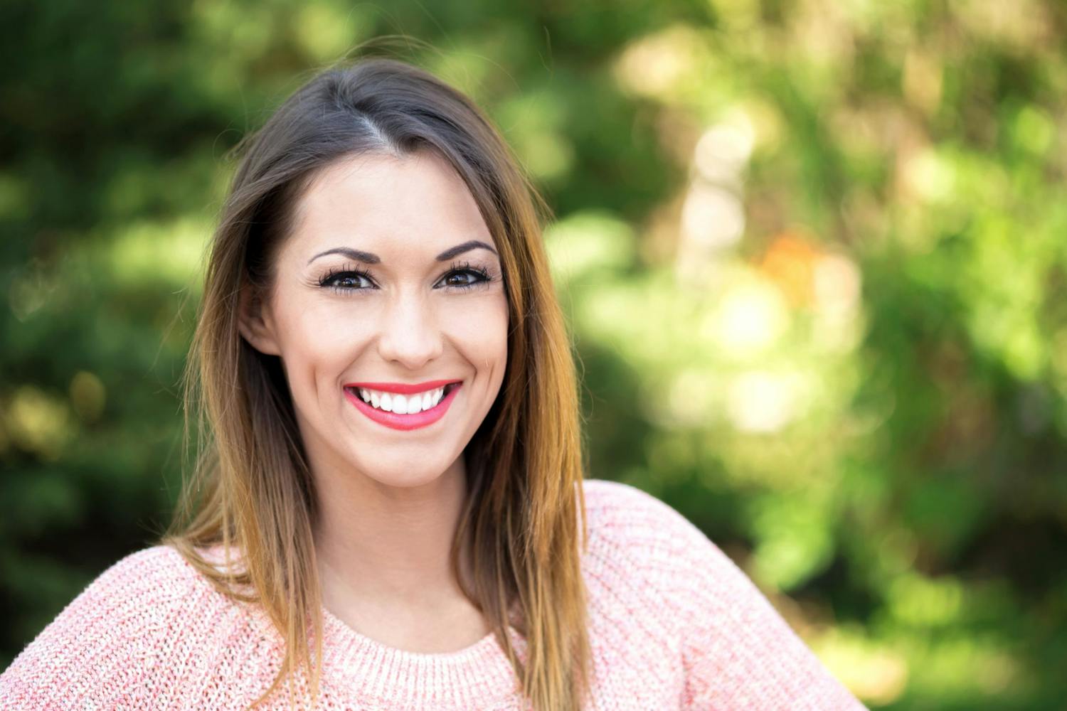 Portrætfoto af kvinde med flot baggrundsskløring